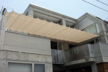 住宅についてるテント