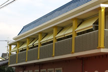 住宅についてるテント