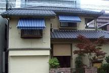 住宅についてるテント