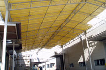 工場についてるテント