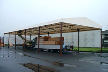 工場についてるテント